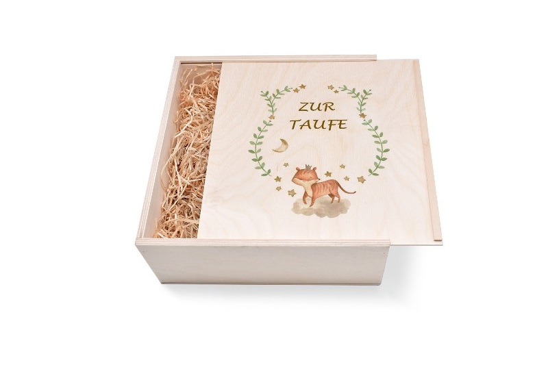 Geschenkbox aus Holz groß für Taufe mit Fuchs Geschenkbox aus Holz groß für Taufe mit Fuchs. Als Geschenk für Sie oder Ihn. Jetzt in unserem Kerzen Onlineshop kaufen.