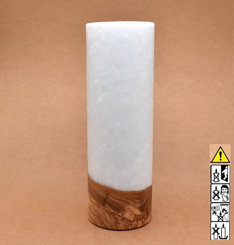 Stumpenkerze mit Holzelement aus Stearinwachs Stumpenkerze mit Holzelement aus Stearinwachs. Jetzt in unserem Kerzen Onlineshop kaufen.
