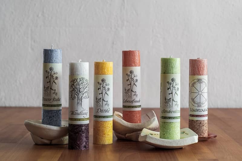 Allgäuer Heilkräuterkerze Hochwertige Allgäuer Heilkräuterkerze. Als Geschenk für Sie oder Ihn. 100% Vegane Kerze. Hergestellt aus Olivenöl.