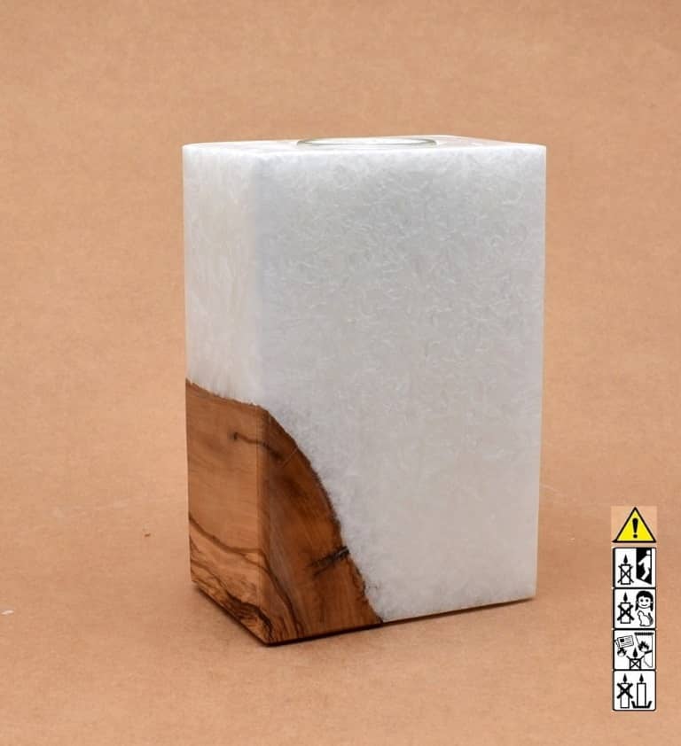 Kerze rechteckig  mit Holzelement aus Stearinwachs.  Jetzt in unserem Kerzen Onlineshop kaufen.