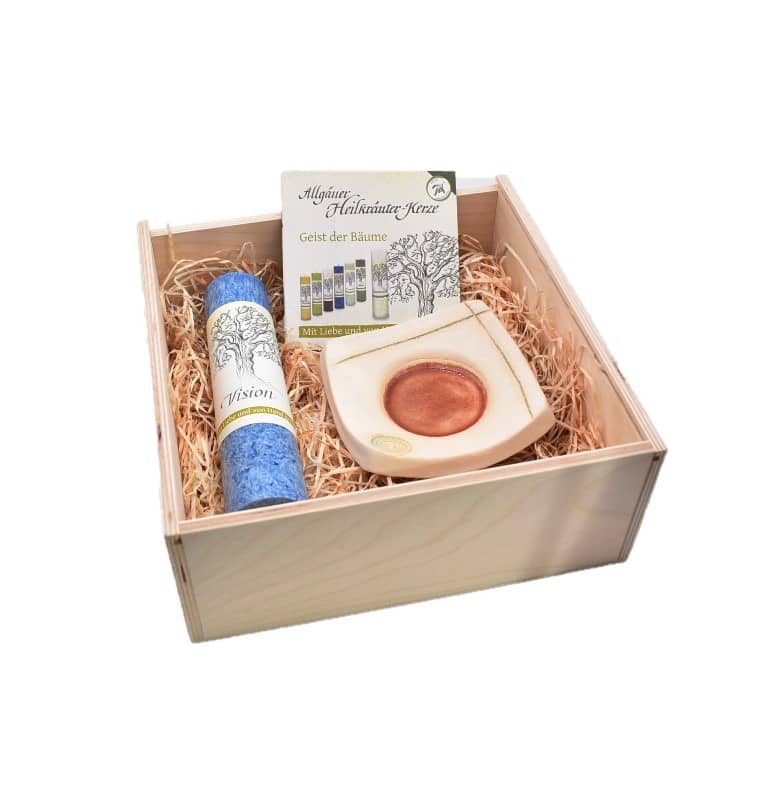 Geschenkset Allgäuer Heilkräuterkerze Vision mit Keramik Kerzenständer in Geschenkbox aus Holz. Als Geschenk für Sie oder Ihn. 100% Vegane Kerze. Hergestellt aus Olivenöl.