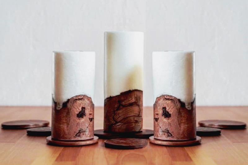 Hochzeitskerze mit Holz rund mit Wunschverzierung. Als Geschenk für Sie oder Ihn. Jetzt in unserem Kerzen Onlineshop kaufen.