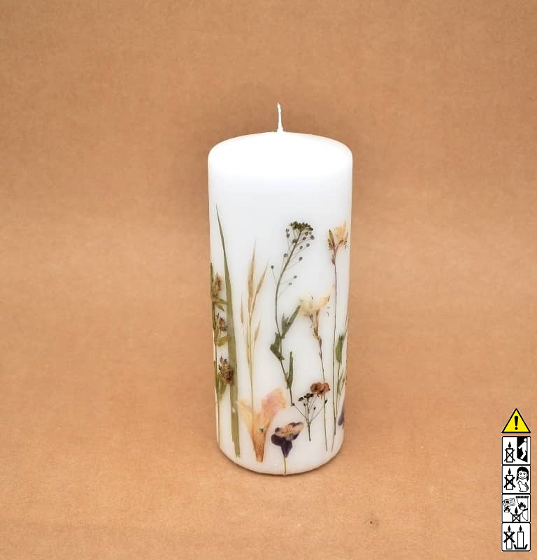 Handgemachte Blumenkerze mit echten Blüten 80x200mm Handgemachte Blumenkerze mit echten Blüten 80x200mm. Blumenkerzen handgefertigt mit natürlich gepressten Blumen in unseren Kerzen Online-Shop kaufen. Als Geschenk für Sie und Ihn.