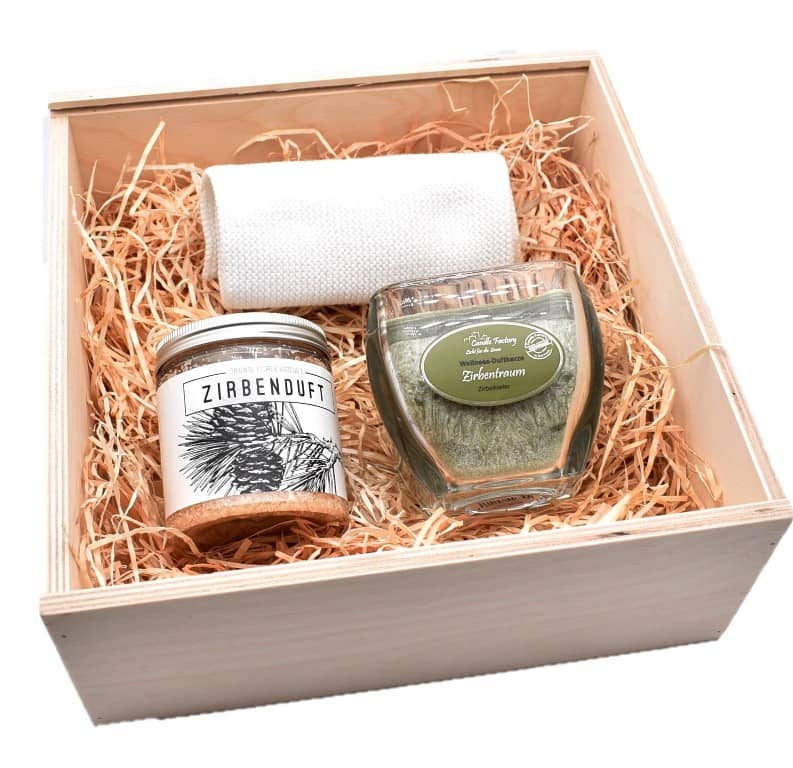 Geschenk-Set "Wellness Bad und Wellnesskerze Zirbe" in Geschenkbox aus Holz