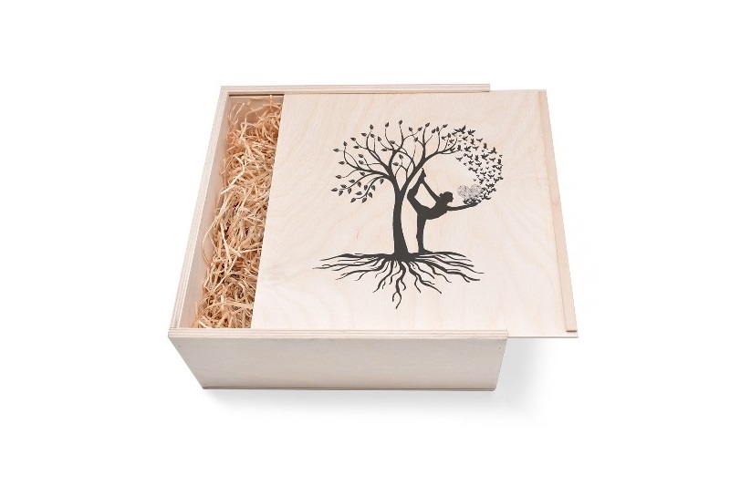 Geschenkbox aus Holz groß mit Tänzerin unter Baum. Als Geschenk für Sie oder Ihn. Jetzt in unserem Kerzen Onlineshop kaufen.