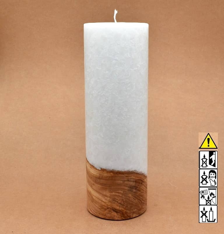 Stumpenkerze mit Holzelement aus Stearinwachs.  Jetzt in unserem Kerzen Onlineshop kaufen.