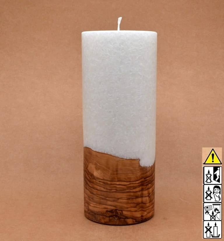 Kerze mit Holz. Individuelle runde Hochzeitskerze mit Holz aus Stearin. Kerze 100x250mm mit Holzelement, Individuelle, persönliche Hochzeitskerze Holzkerze, Rund Stearinoptik, Hochzeitskerze mit Teelicht im Kerzen online Shop für Hochzeiten bestellen, günstig kaufen.