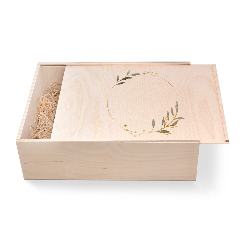 Große Geschenkbox aus Holz. Geschenkbox zur Hochzeit. Olivenkranz Große Geschenkbox aus Holz zur Hochzeit. Olivenkranz. Ideal als Geschenkbox für Männer oder Frauen. Geschenkbox groß individuell angefertigt. Online bestellen im Geschenke Online-Shop.