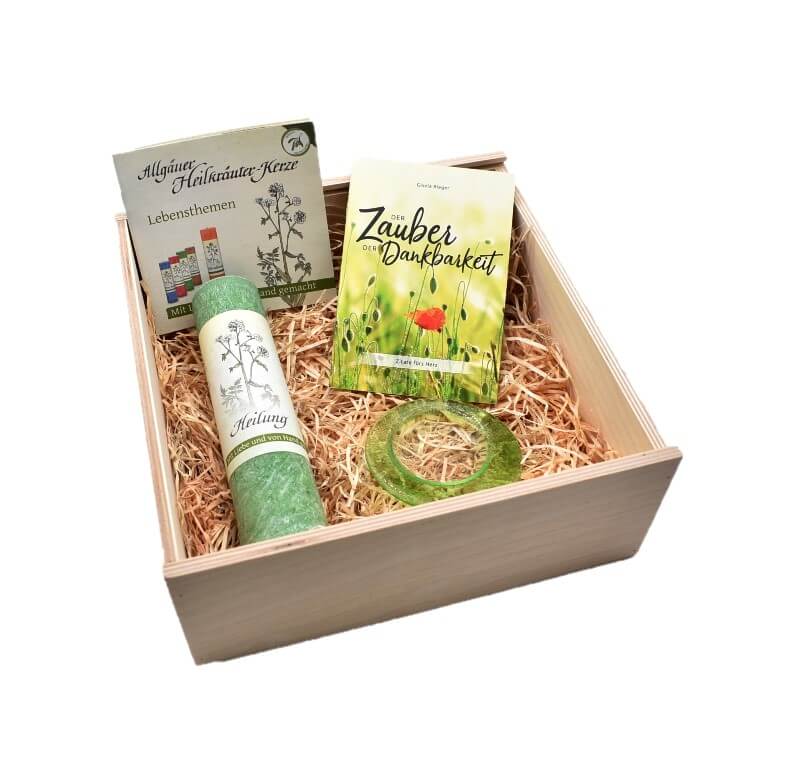 Geschenkset Allgäuer Heilkräuterkerze Heilung Buch Zauber der Dankbarkeit Kerzenteller in Geschenkbox aus Holz. Als Geschenk für Sie oder Ihn. 100% Vegane Kerze. Hergestellt aus Olivenöl.