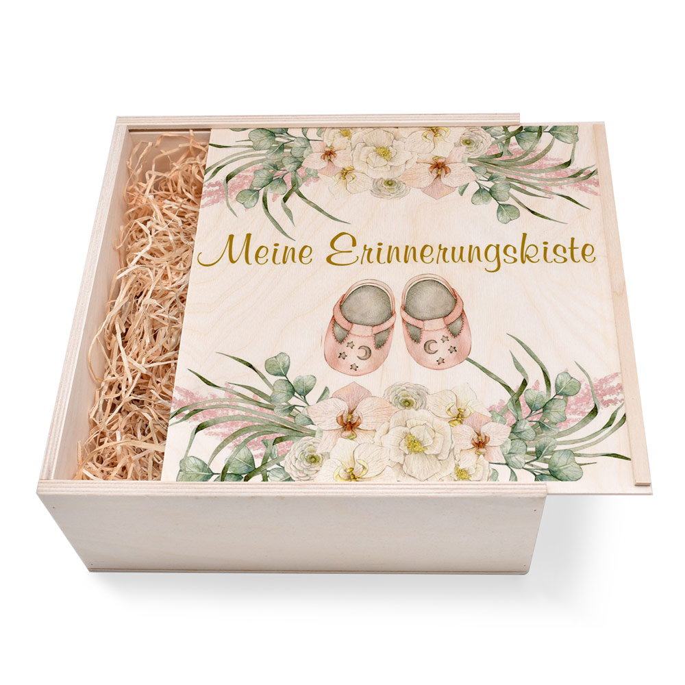Große Geschenkbox aus Holz. Geschenkbox zur Geburt. Erinnerungsbox. Große Geschenkbox aus Holz zur Geburt. Erinnerungsbox. Ideal als Geschenkbox für Männer oder Frauen. Geschenkbox groß individuell angefertigt. Online bestellen im Geschenke Online-Shop.