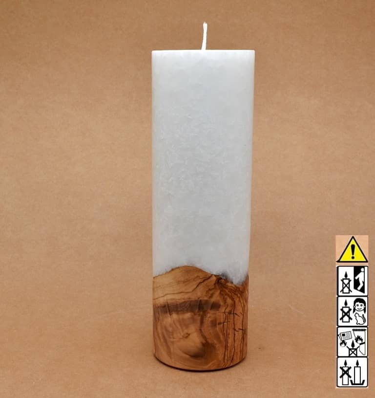 Kerze mit Holz. Individuelle runde Hochzeitskerze mit Holz aus Stearin. Kerze 80x250mm mit Holzelement, Individuelle, persönliche Hochzeitskerze Holzkerze, Rund Stearinoptik, Hochzeitskerze mit Teelicht im Kerzen online Shop für Hochzeiten bestellen, günstig kaufen.
