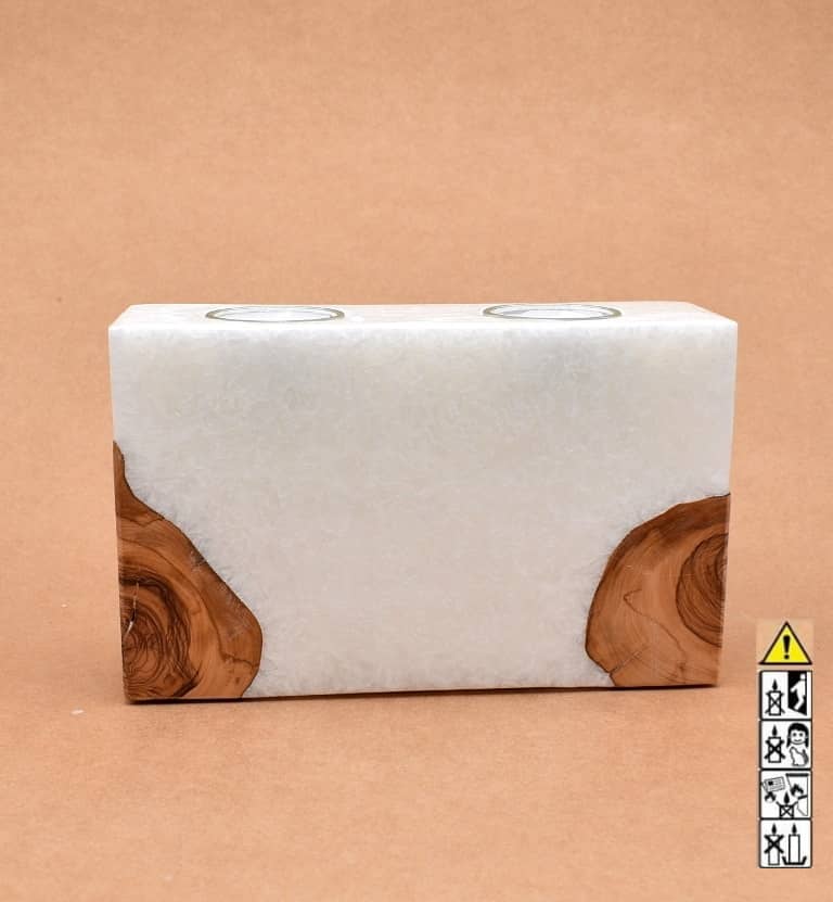 Kerze rechteckig  mit Holzelement aus Stearinwachs.  Jetzt in unserem Kerzen Onlineshop kaufen.