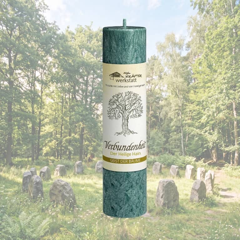 Allgäuer Heilkräuterkerzen Verbundenheit in waldgrün. Hochwertige Kerzen mit langer Brenndauer in unserem Online Shop kaufen.