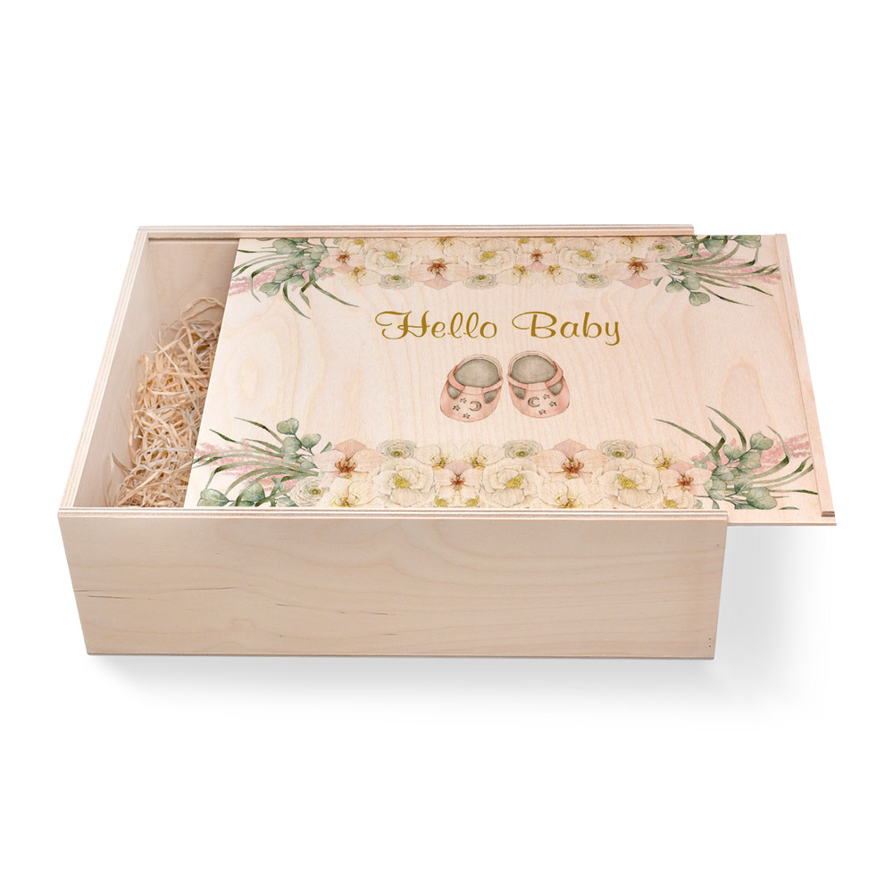 Große Geschenkbox aus Holz. Geschenkbox zur Geburt. Hello Baby Große Geschenkbox aus Holz zur Geburt. Hello Baby. Ideal als Geschenkbox für Männer oder Frauen. Geschenkbox groß individuell angefertigt. Online bestellen im Geschenke Online-Shop.