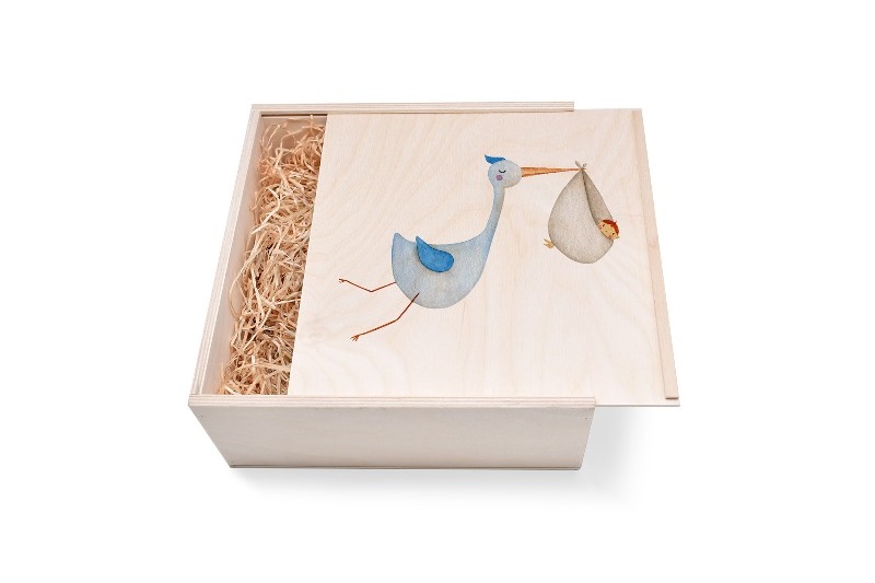 Geschenkbox aus Holz großzur Geburt mit Storch. Als Geschenk für Sie oder Ihn. Jetzt in unserem Kerzen Onlineshop kaufen.