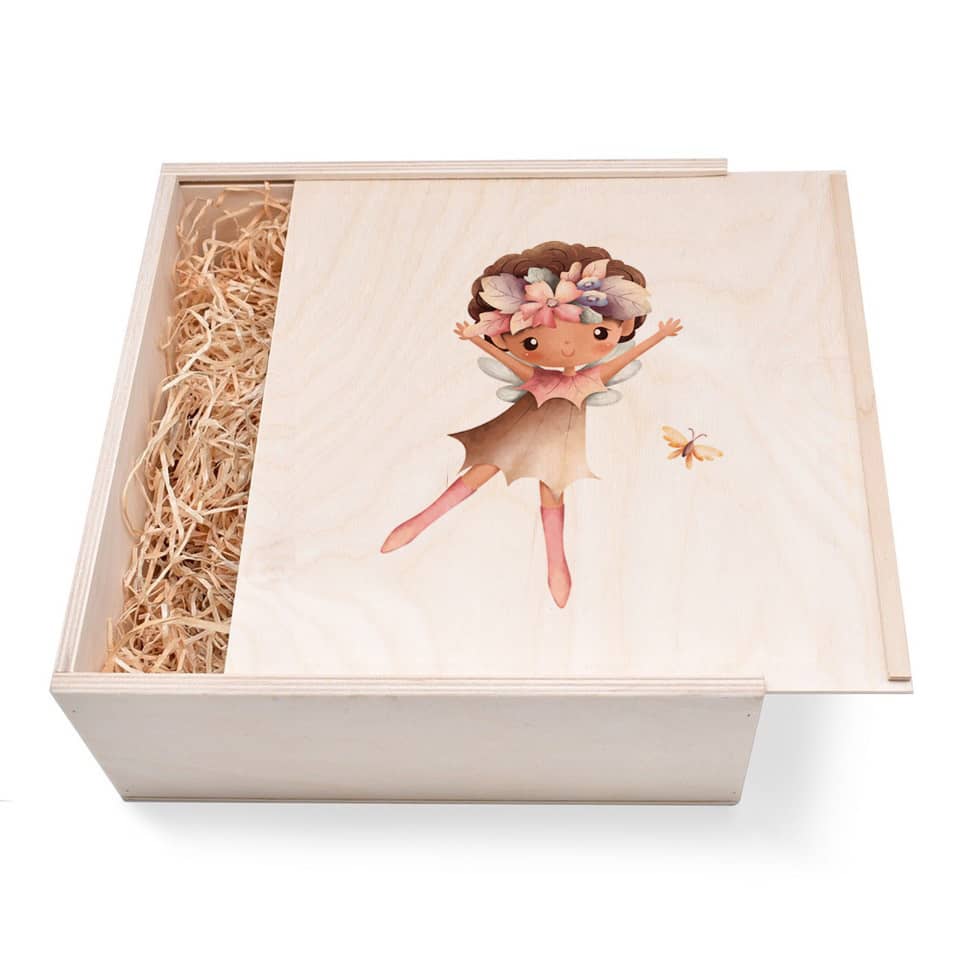Elfen Geschenkbox groß aus Holz mit verzierten Deckel Elfen Geschenkbox groß aus Holz mit verzierten Deckel. Jetzt in unserem Geschenke Onlineshop kaufen.