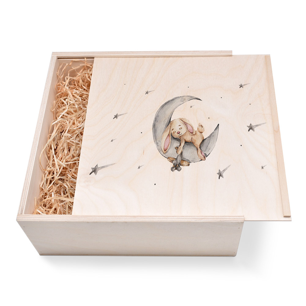 Große Geschenkbox aus Holz. Geschenkbox zum Geburtstag. Hase Große Geschenkbox aus Holz zum Geburtstag. Hase. Ideal als Geschenkbox für Männer oder Frauen. Geschenkbox groß individuell angefertigt. Online bestellen im Geschenke Online-Shop.