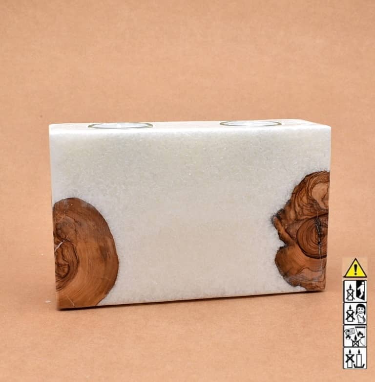 Kerze rechteckig  mit Holzelement aus Stearinwachs.  Jetzt in unserem Kerzen Onlineshop kaufen.