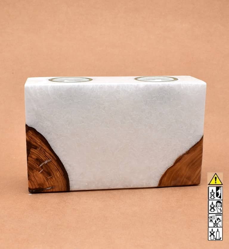 Kerze rechteckig  mit Holzelement aus Stearinwachs.  Jetzt in unserem Kerzen Onlineshop kaufen.