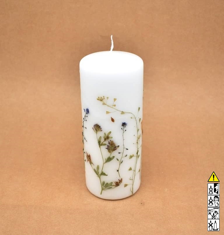 Handgemachte Blumenkerze mit echten Blüten 80x200mm Handgemachte Blumenkerze mit echten Blüten 80x200mm. Blumenkerzen handgefertigt mit natürlich gepressten Blumen in unseren Kerzen Online-Shop kaufen. Als Geschenk für Sie und Ihn.