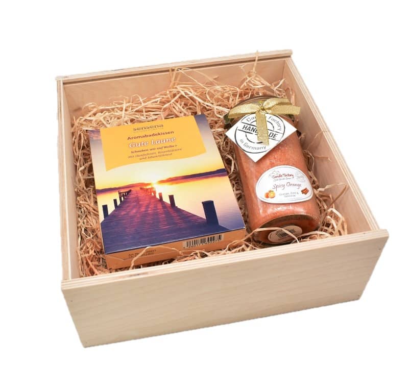 Bade Geschenkset mit Spicy Orange Mini Jumbo von Candle Factory in Geschenkbox aus Holz