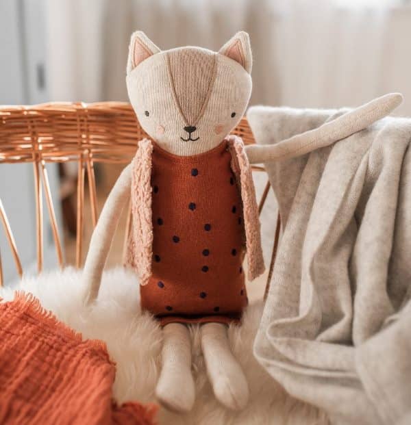 Kuscheltier Katze mit Kleidchen, AVA & YVES, Biobaumwollstrickgewebe, Geschenke für Kinder online 