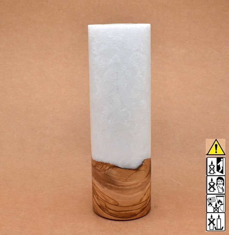 Stumpenkerze mit Holzelement aus Stearinwachs.  Jetzt in unserem Kerzen Onlineshop kaufen.