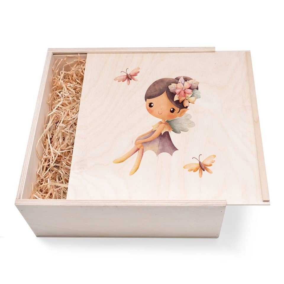Elfen Geschenkbox groß aus Holz mit verzierten Deckel Elfen Geschenkbox groß aus Holz mit verzierten Deckel. Jetzt in unserem Geschenke Onlineshop kaufen.