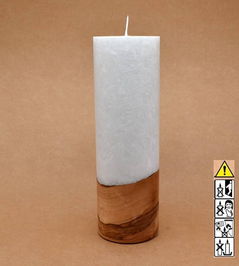 Kerze mit Holz. Individuelle runde Hochzeitskerze mit Holz aus Stearin. Kerze 80x250mm mit Holzelement, Individuelle, persönliche Hochzeitskerze Holzkerze, Rund Stearinoptik, Hochzeitskerze mit Teelicht im Kerzen online Shop für Hochzeiten bestellen, günstig kaufen.