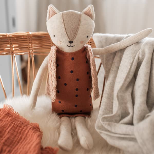 Kuscheltier Katze mit Kleidchen, AVA & YVES, Biobaumwollstrickgewebe, Geschenke für Kinder online 