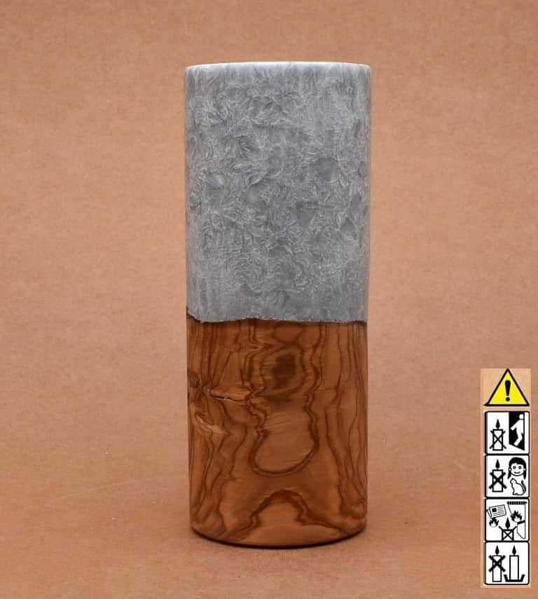 Kerze grau mit Holz, Teelicht, Unikat Holzkerze, Individuelle runde Hochzeitskerze mit Holz, Holzelementen Hochzeitskerze, Kerze mit Holzeinsatz, Teelicht rund, grau. Individuelle, perönliche Hochzeitskerze im Kerzen online Shop für Hochzeiten bestellen, günstig kaufen.