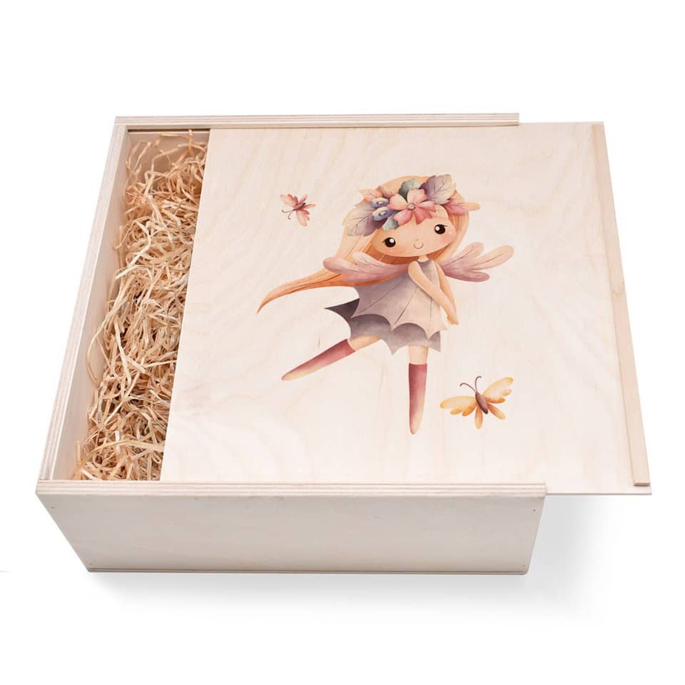 Elfen Geschenkbox groß aus Holz mit verzierten Deckel Elfen Geschenkbox groß aus Holz mit verzierten Deckel. Jetzt in unserem Geschenke Onlineshop kaufen.