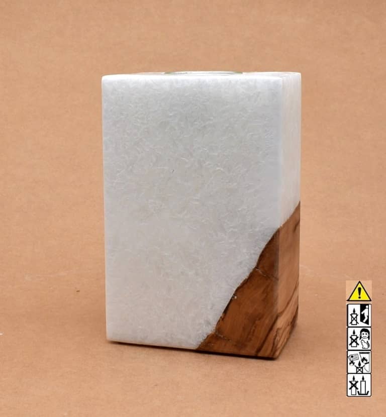 Kerze rechteckig  mit Holzelement aus Stearinwachs.  Jetzt in unserem Kerzen Onlineshop kaufen.