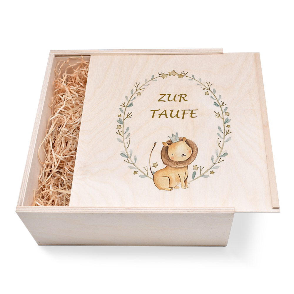 Große Geschenkbox aus Holz. Geschenkbox zur Taufe. Löwe Große Geschenkbox aus Holz zur Taufe. Löwe. Ideal als Geschenkbox für Männer oder Frauen. Geschenkbox groß individuell angefertigt. Online bestellen im Geschenke Online-Shop.