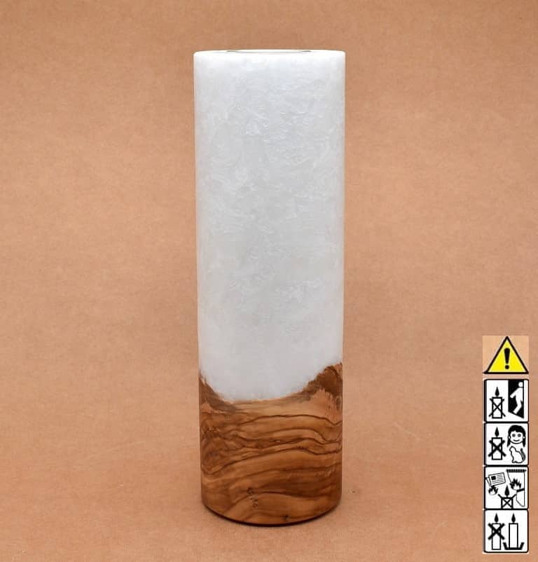 Stumpenkerze mit Holzelement aus Stearinwachs.  Jetzt in unserem Kerzen Onlineshop kaufen.