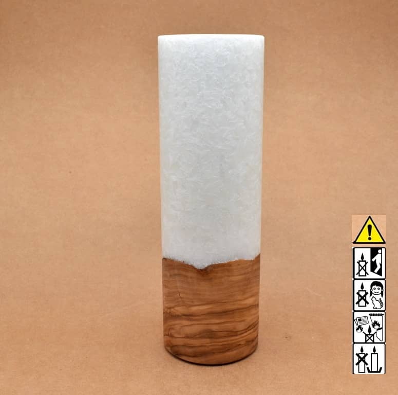 Stumpenkerze mit Holzelement aus Stearinwachs.  Jetzt in unserem Kerzen Onlineshop kaufen.