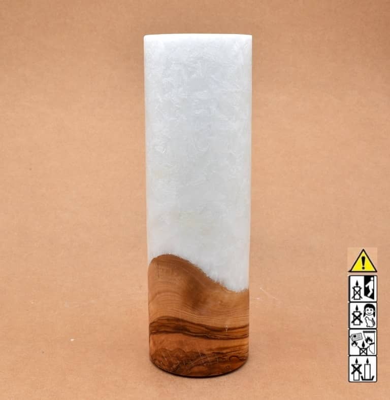 Stumpenkerze mit Holzelement aus Stearinwachs.  Jetzt in unserem Kerzen Onlineshop kaufen.