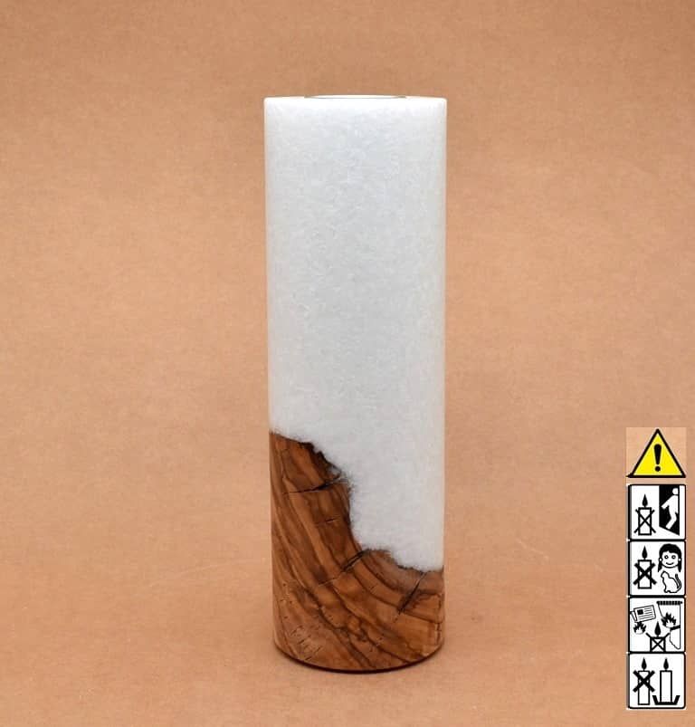 Stumpenkerze mit Holzelement aus Stearinwachs.  Jetzt in unserem Kerzen Onlineshop kaufen.