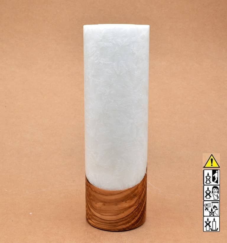 Stumpenkerze mit Holzelement aus Stearinwachs.  Jetzt in unserem Kerzen Onlineshop kaufen.