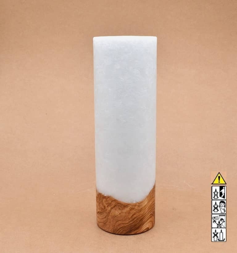 Stumpenkerze mit Holzelement aus Stearinwachs.  Jetzt in unserem Kerzen Onlineshop kaufen.