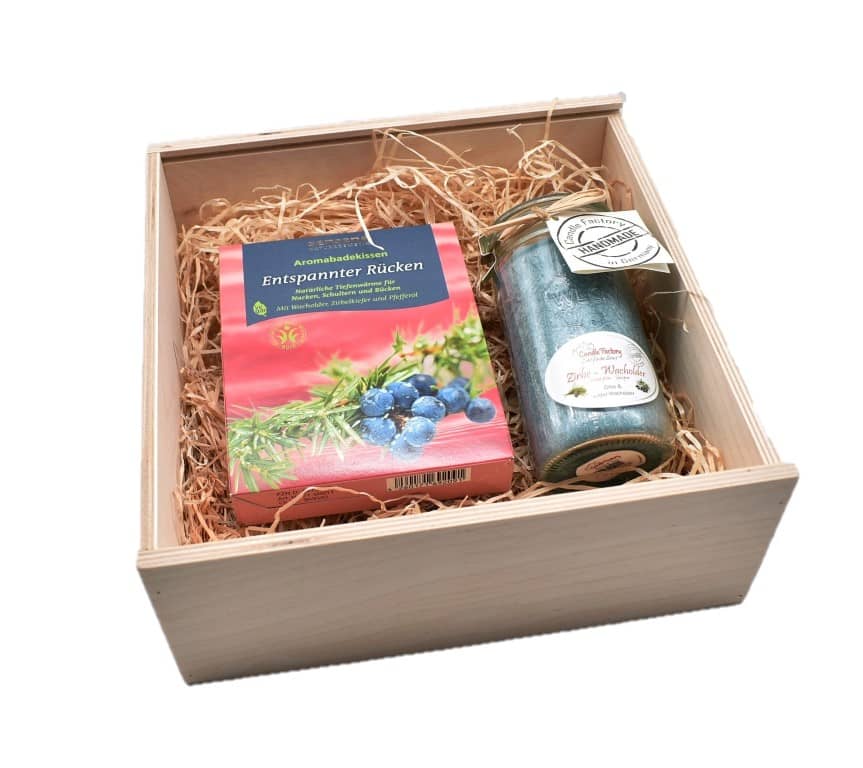 Bade Geschenkset mit Mini Jumbo Zirbe Wachholder von Candle Factory in Geschenkbox aus Holz