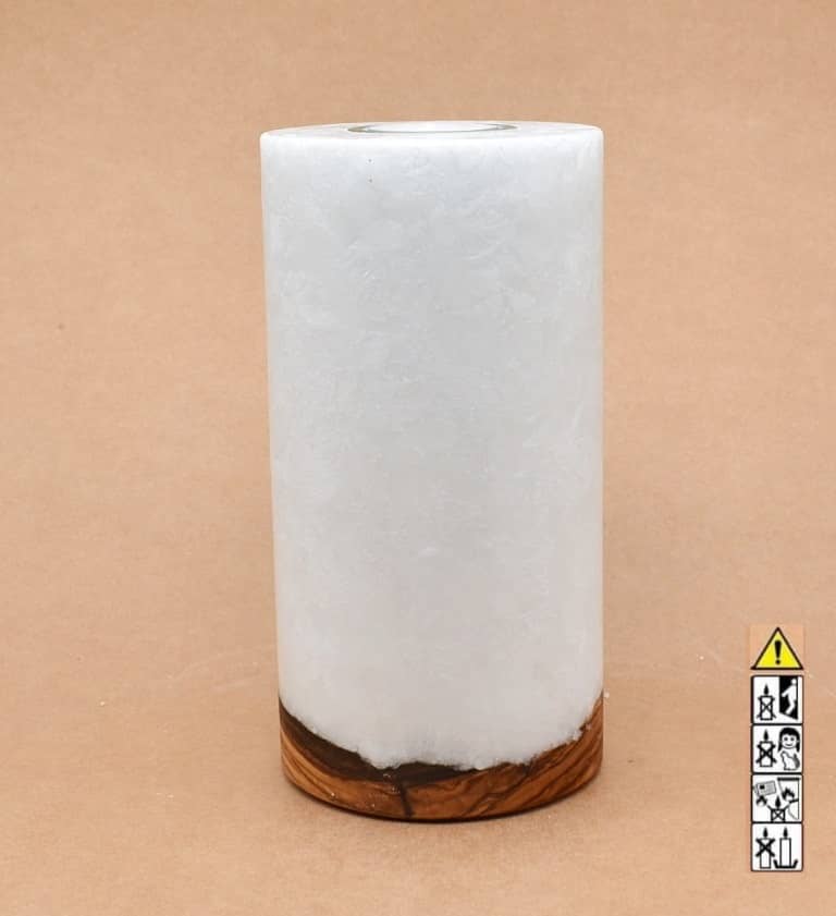 Stumpenkerze mit Holzelement aus Stearinwachs.  Jetzt in unserem Kerzen Onlineshop kaufen.