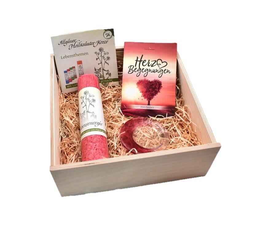 Geschenkset Allgäuer Heilkräuterkerze Lebensenergie Buch Herz Bewegungen Kerzenteller in Geschenkbox aus Holz. Als Geschenk für Sie oder Ihn. 100% Vegane Kerze. Hergestellt aus Olivenöl.