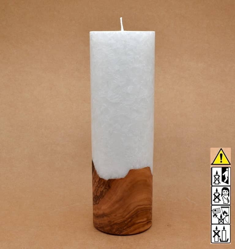 Kerze mit Holz. Individuelle runde Hochzeitskerze mit Holz aus Stearin. Kerze 80x250mm mit Holzelement, Individuelle, persönliche Hochzeitskerze Holzkerze, Rund Stearinoptik, Hochzeitskerze mit Teelicht im Kerzen online Shop für Hochzeiten bestellen, günstig kaufen.