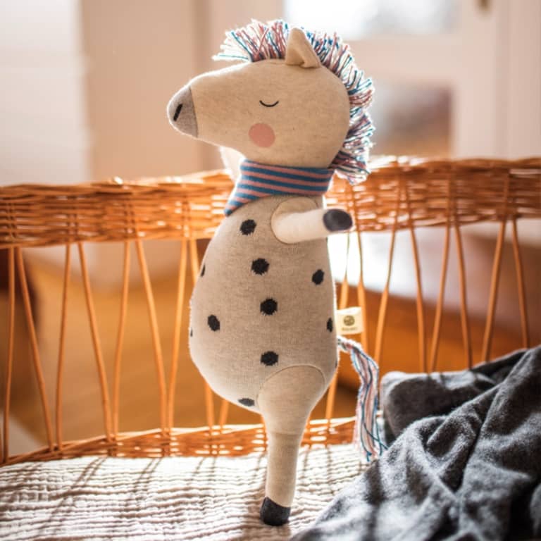 Kuscheltier Pferd "Rainbow Horse" mit Schal Kuscheltier Pferd "Rainbow Horse" mit Schal