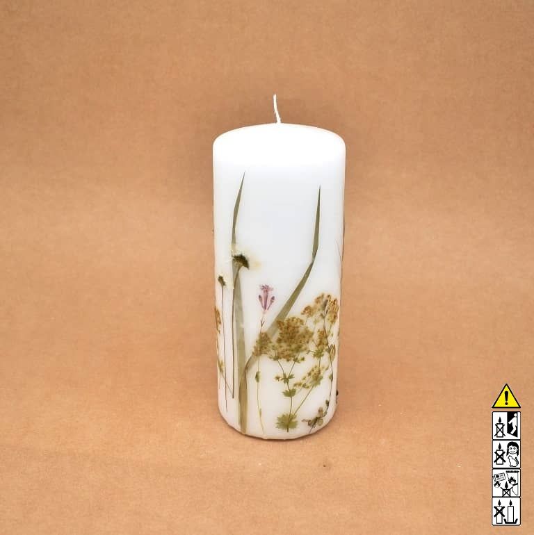 Handgemachte Blumenkerze mit echten Blüten 80x200mm Handgemachte Blumenkerze mit echten Blüten 80x200mm. Blumenkerzen handgefertigt mit natürlich gepressten Blumen in unseren Kerzen Online-Shop kaufen. Als Geschenk für Sie und Ihn.