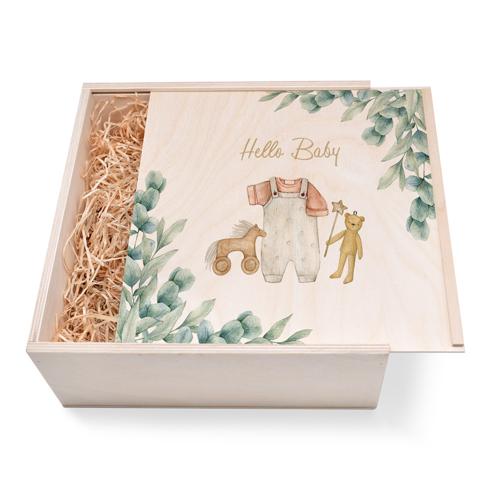 Große Geschenkbox aus Holz. Geschenkbox zur Geburt. Hello Baby Große Geschenkbox aus Holz zur Geburt. Hello Baby. Ideal als Geschenkbox für Männer oder Frauen. Geschenkbox groß individuell angefertigt. Online bestellen im Geschenke Online-Shop.