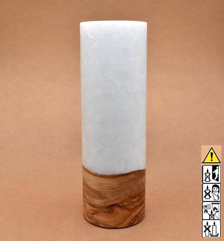 Stumpenkerze mit Holzelement aus Stearinwachs Stumpenkerze mit Holzelement aus Stearinwachs. Jetzt in unserem Kerzen Onlineshop kaufen.