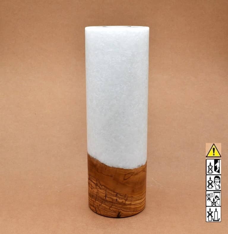 Stumpenkerze mit Holzelement aus Stearinwachs.  Jetzt in unserem Kerzen Onlineshop kaufen.