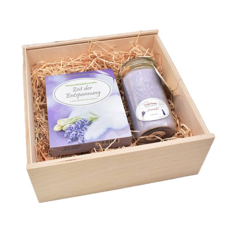 Bade Geschenkset mit Lavendel Mini Jumbo von Candle Factory in Geschenkbox aus Holz